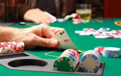 Si-a schimbat numele, dupa ce a pierdut o partida de poker. Acum este format din 99 de litere Si-a schimbat numele, dupa ce a pierdut o partida de poker. Acum este format din 99 de litere