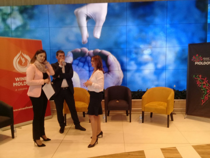 URMARESTE LIVE. Reprezentantii aeroportului international Chisinau impart sticle de vin celor care aterizeaza. Astfel, promoveaza Ziua Vinului URMARESTE LIVE. Reprezentantii aeroportului international Chisinau impart sticle de vin celor care aterizeaza. Astfel, promoveaza Ziua Vinului