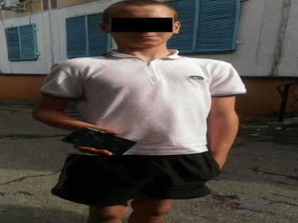 La 14 ani, este banuit ca ar fi autorul a cel putin 6 furturi. Un baiat ar fi furat telefoane in strada si in scari de blocuri. Ce risca acesta La 14 ani, este banuit ca ar fi autorul a cel putin 6 furturi. Un baiat ar fi furat telefoane in strada si in scari de blocuri. Ce risca acesta