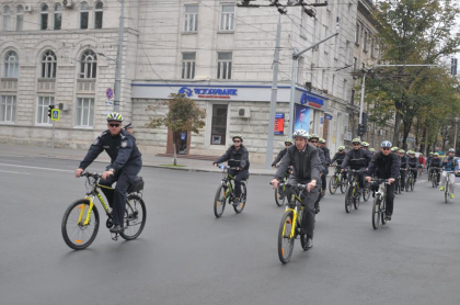 De astazi, vom vedea prin capitala politisti pe doua roti. Oamenii legii vor patrula pe bicicleta. Vezi cum au venit acestia la Ziua Vinului in PMAN - GALERIE FOTO De astazi, vom vedea prin capitala politisti pe doua roti. Oamenii legii vor patrula pe bicicleta. Vezi cum au venit acestia la Ziua Vinului in PMAN - GALERIE FOTO