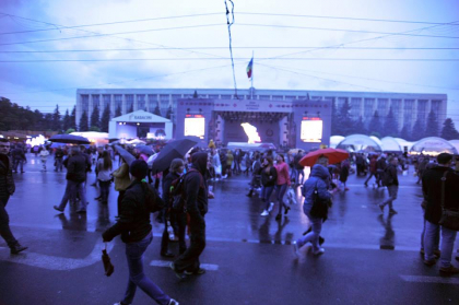 Cu umbrela la Ziua Vinului. Vezi cum se sarbatoreste in centrul capitalei, chiar si pe ploaie: muzica rasuna, oamenii danseaza, iar vinul curge garla Cu umbrela la Ziua Vinului. Vezi cum se sarbatoreste in centrul capitalei, chiar si pe ploaie: muzica rasuna, oamenii danseaza, iar vinul curge garla