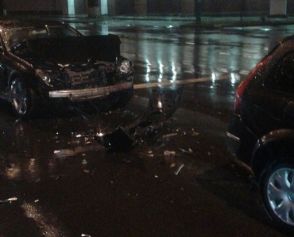Impact violent pe strada Miorita din capitala. Doua masini, facute zob - FOTO