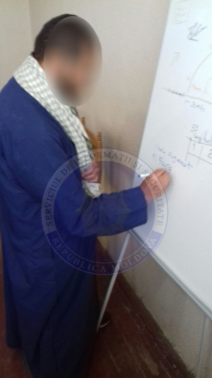 Un tunisian, care a incercat sa intre la noi in tara, retinut la vama Sculeni. Ce au gasit ofiterii SIS in bagajul acestuia - GALERIE FOTO Un tunisian, care a incercat sa intre la noi in tara, retinut la vama Sculeni. Ce au gasit ofiterii SIS in bagajul acestuia - GALERIE FOTO