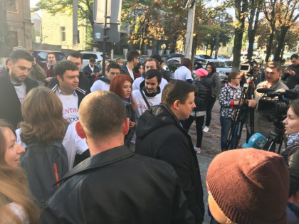 Jurnalistii si societatea civila protesteaza in fata Consiliului Superior al Magistraturii. Ei sunt nemultumiti de regulamentul privind publicarea hotararilor judecatoresti - GALERIE FOTO 