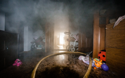 Incendiu intr-un apartament de pe strada Albisoara din capitala. Flacarile au mistuit doua odai. Proprietara locuintei a reusit sa iasa la timp, tinandu-si in brate copilul de un an - GALERIE FOTO Incendiu intr-un apartament de pe strada Albisoara din capitala. Flacarile au mistuit doua odai. Proprietara locuintei a reusit sa iasa la timp, tinandu-si in brate copilul de un an - GALERIE FOTO