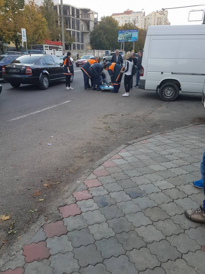 Femeia, cu un copil in brate, care a fost lovita de o masina cu numere guvernamentale pe strada Alba Iulia ar putea fi amendata. Ce spune politia - GALERIE FOTO