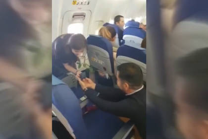 Cerere in casatorie la 10.000 de metri altitudine, pe ruta Amsterdam-Bucuresti - VIDEO Cerere in casatorie la 10.000 de metri altitudine, pe ruta Amsterdam-Bucuresti - VIDEO