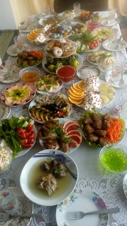 Moldovenii stiu sa chefuiasca din plin! Iata ce mese copioase au pregatit gospodinele de Hramul Chisinaului - FOTO Moldovenii stiu sa chefuiasca din plin! Iata ce mese copioase au pregatit gospodinele de Hramul Chisinaului - FOTO