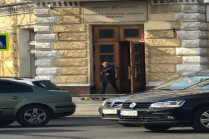 Un catel mort, acoperit de flori, a fost adus in fata Primariei Chisinau. Care este motivul - FOTO