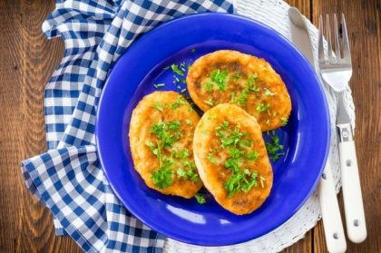 Sunt delicioase si se pregatesc foarte repede! Parjoale de cartofi, umplute cu ciuperci Sunt delicioase si se pregatesc foarte repede! Parjoale de cartofi, umplute cu ciuperci