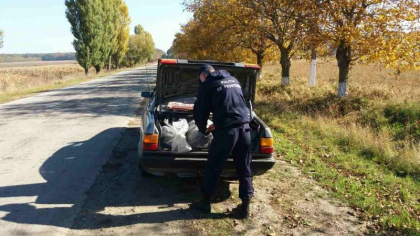 Prins cu 200 de kg de salam si 7 saci cu incaltaminte in portbagaj. Ce intentiona sa faca un individ de la Briceni - GALERIE FOTO