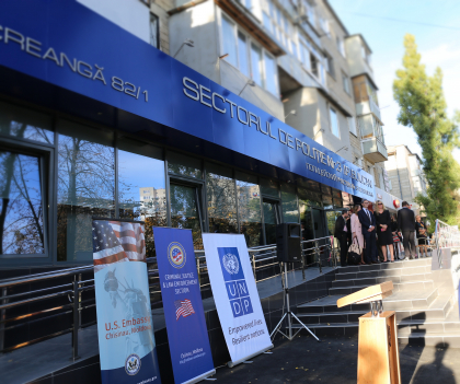 Cu 170 de mii de dolari, veniti din afara, a fost renovat si modernizat un sector de politie din capitala. Cum arata noua sectie - GALERIE FOTO