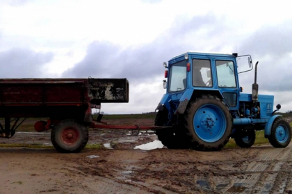 Un muncitor care efectua lucrari de reparatie pe soseaua Comrat-Ceadar-Lunga, calcat de un tractor: barbatul a fost transportat de urgenta la spital