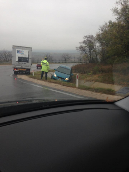 A ajuns cu masina intr-un sant. Accident la Peresecina in aceasta dimineata - FOTO A ajuns cu masina intr-un sant. Accident la Peresecina in aceasta dimineata - FOTO