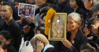 Regele Thailandei, inmormantat la un an distanta de la moartea sa Regele Thailandei, inmormantat la un an distanta de la moartea sa