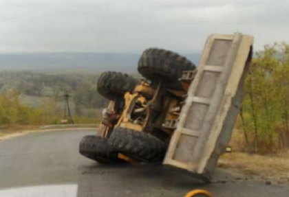 Asa ceva mai rar vezi. Un excavator, cu rotile in sus la intrarea in satul Frasinesti, Ungheni - FOTO