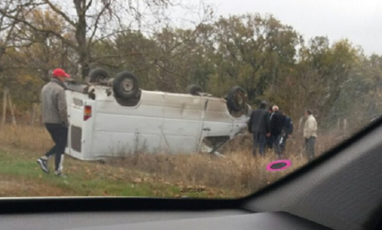 Soferul ar fi adormit la volan, iar microbuzul pe care il conducea s-a rasturnat. Accident pe soseaua Chisinau - Hancesti - FOTO
