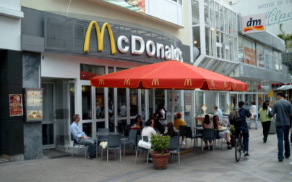 Evacuati dintr-un McDonald\'s, la 80 de ani. Motivul pentru care doi pensionari din Statele Unite au fost dati afara
