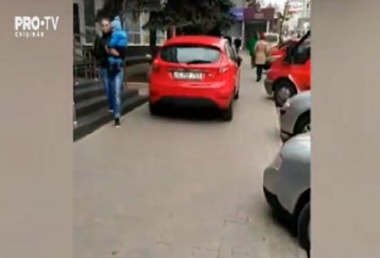 Soferul care a intrat cu masina printre oameni pe o strada din capitala, identificat: a ramas fara placuta de inmatriculare si risca sa fie amendat Soferul care a intrat cu masina printre oameni pe o strada din capitala, identificat: a ramas fara placuta de inmatriculare si risca sa fie amendat