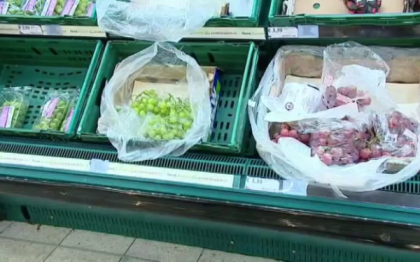 A luat trei boabe de strugure din magazin si a fost condamnat la inchisoare. Cat plateste statul slovac pentru a il tine inchis A luat trei boabe de strugure din magazin si a fost condamnat la inchisoare. Cat plateste statul slovac pentru a il tine inchis