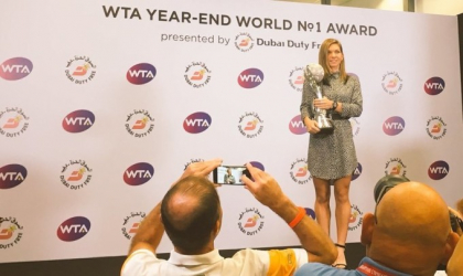 Simona Halep a primit trofeul pentru numarul 1 mondial: "E greu, parca are 10 kilograme" - VIDEO