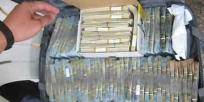 Un taximetrist din Romania a gasit o geanta cu 500 de mil lei vechi in masina. Ce a facut cu ea