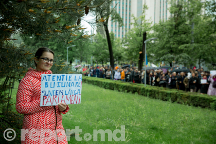 Reteta moldoveneasca: cum sa furi un miliard si sa-ti condamni poporul la 25 de ani de saracie - Report.md Reteta moldoveneasca: cum sa furi un miliard si sa-ti condamni poporul la 25 de ani de saracie - Report.md