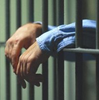 Sase ani si jumatate pentru barbatul care a pregatit o schema pentru a-si santaja fostul sef. Intentiona sa-i rapeasca sotia si fiica si sa ceara 150 de mii de euro Sase ani si jumatate pentru barbatul care a pregatit o schema pentru a-si santaja fostul sef. Intentiona sa-i rapeasca sotia si fiica si sa ceara 150 de mii de euro