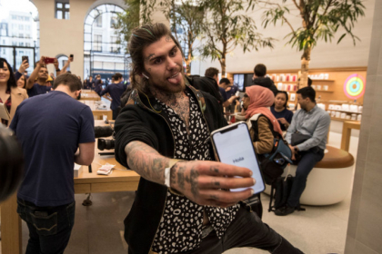 A stat la coada 3 zile pentru noul iPhone, dar a pierdut toti banii la cazinou