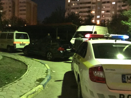 O ambulanta care a venit sa preia un bolnav a ramas blocata pe o strada din capitala, dupa ce un sofer si-a parcat masina neregulamentar. Politia, la fata locului  - GALERIE FOTO