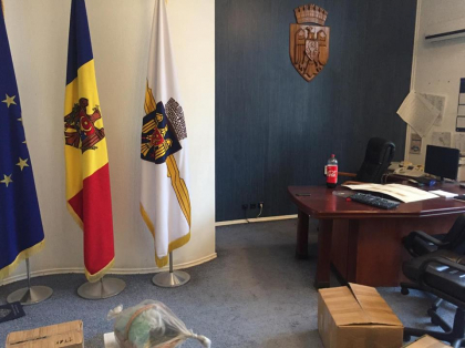 Faceti loc, vine Silvia Radu! Lucrurile lui Dorin Chirtoaca, scoase din biroul primarului general. Ghimpu, indignat: "Asa se lucreaza" - GALERIE FOTO Faceti loc, vine Silvia Radu! Lucrurile lui Dorin Chirtoaca, scoase din biroul primarului general. Ghimpu, indignat: "Asa se lucreaza" - GALERIE FOTO