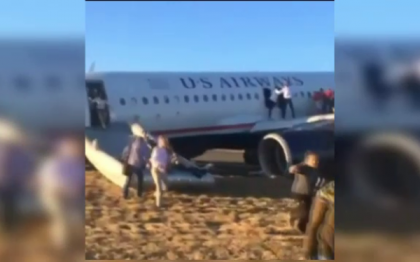 Clipe de panica pentru pasagerii unui avion din SUA. Unul dintre pneuri a explodat la decolare Clipe de panica pentru pasagerii unui avion din SUA. Unul dintre pneuri a explodat la decolare