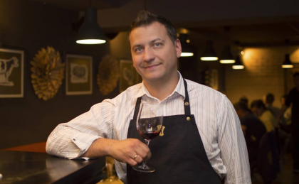 Iti vin oaspetii peste 20 de minute? Bucatarul Petru Chicu iti arata cum sa pregatesti un pui fratntuzesc, aromat si suculent, intr-un sfert de ora - VIDEO Iti vin oaspetii peste 20 de minute? Bucatarul Petru Chicu iti arata cum sa pregatesti un pui fratntuzesc, aromat si suculent, intr-un sfert de ora - VIDEO