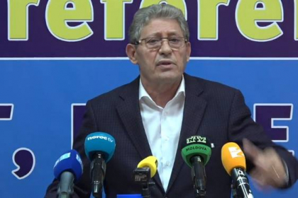 Ghimpu il imita pe Plahotniuc la o conferinta de presa. Liberalul pleaca, lasand jurnalistii cu intrebarile puse pe jumatate, iar in cateva secunde revine, zambind: "Eu nu-s ca Plahotniuc ca sa nu raspund la intrebari" Ghimpu il imita pe Plahotniuc la o conferinta de presa. Liberalul pleaca, lasand jurnalistii cu intrebarile puse pe jumatate, iar in cateva secunde revine, zambind: "Eu nu-s ca Plahotniuc ca sa nu raspund la intrebari"