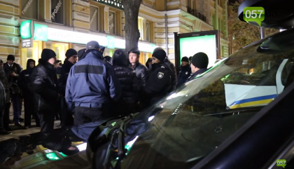 Cu catuse pe maini, soferita Lexus-ului a fost adusa la locul accidentului din Harkov pentru a reconstitui momentul tragediei: autoritatile i-au adus si o masina indentica cu cea cu care a dat peste 11 oameni - VIDEO