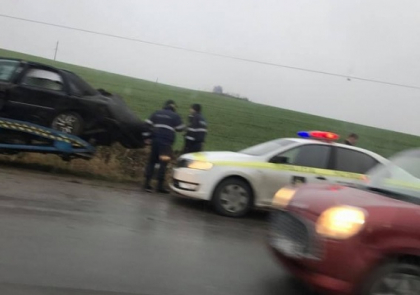 Doua tinere de 21 si 26 de ani au ajuns la spital dupa ce masina in care se aflau a intrat intr-un pilon langa Budesti - FOTO