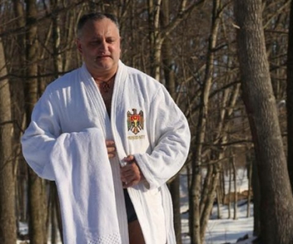 Halatul prezidential, petrecerea de la Condrita, aparatul foto de 162 de mii de lei, poza in pantaloni albi pe muntele Athos si vacante peste vacante. Fazele oferite de Dodon intr-un an: "Nu va jucati cu focul" - FOTO