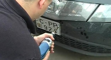 O iau din nou inaintea Guvernului. Democratii se gandesc la soferii care raman fara placute dupa ce parcheaza neregulamentar: "Problema va fi discutata si la Guvern, dupa care se va veni cu o solutie definitiva" O iau din nou inaintea Guvernului. Democratii se gandesc la soferii care raman fara placute dupa ce parcheaza neregulamentar: "Problema va fi discutata si la Guvern, dupa care se va veni cu o solutie definitiva"