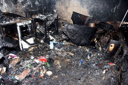 Incendiul de la Glodeni: tatal dormea in casa, mama spala un carucior afara. Autoritatile au deschis un dosar penal pentru lipsire de viata din imprudenta. De ce nu au reusit sa-si salveze micutii