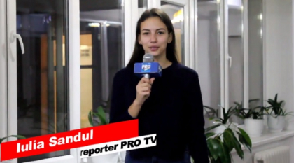 Au simulat un jurnal de stiri PRO TV Chisinau. Mai multi elevi de la un liceu din Grigoriopol au jucat rolul prezentatoarelor si reporterilor PRO TV. Ce au dorit sa demonstreze prin acest buletin de stiri - VIDEO Au simulat un jurnal de stiri PRO TV Chisinau. Mai multi elevi de la un liceu din Grigoriopol au jucat rolul prezentatoarelor si reporterilor PRO TV. Ce au dorit sa demonstreze prin acest buletin de stiri - VIDEO
