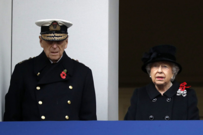 Regina Elisabeta si printul Philip implinesc 70 de ani de casatorie