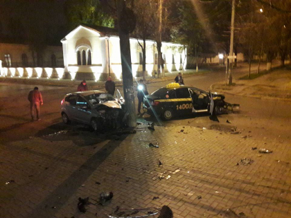 Grav accident in centrul capitalei. Doua masini s-au lovit violent, iar una dintre ele a ajuns intr-un copac - GALERIE FOTO