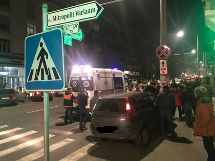 Accident grav in capitala. Un barbat a fost lovit de un automobil. In urma impactului violent, barbatul a fost transportat in stare grava la spital - FOTO