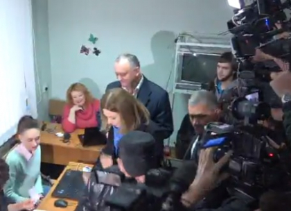 Igor Dodon, intrebat de o liberala in ce limba vrea sa primeasca buletinul de vot: "In moldoveneasca". "Avem doar in limba romana" Igor Dodon, intrebat de o liberala in ce limba vrea sa primeasca buletinul de vot: "In moldoveneasca". "Avem doar in limba romana"