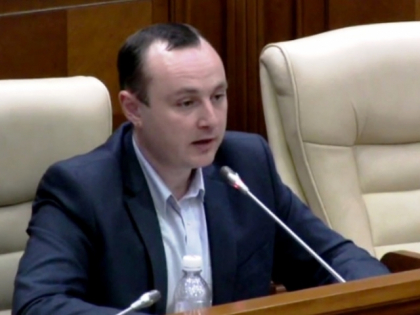 Socialistul Vlad Batrancea si-a aratat pe facebook buletinul de vot, lucru interzis de lege. Va fi pedepsit deputatul?