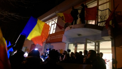 Protest in fata sediului PSRM. Manifestantii scandeaza: "Milioanele inapoi" - GALERIE FOTO Protest in fata sediului PSRM. Manifestantii scandeaza: "Milioanele inapoi" - GALERIE FOTO