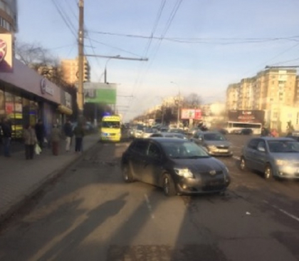 Trei tinere, lovite de o Toyota. Masina a ajuns pe trotuar dupa ce s-a ciocnit cu un Mercedes- FOTO Trei tinere, lovite de o Toyota. Masina a ajuns pe trotuar dupa ce s-a ciocnit cu un Mercedes- FOTO
