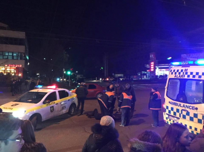 Accident grav in capitala. Un barbat a fost lovit de un automobil. In urma impactului violent, barbatul a fost transportat in stare grava la spital - FOTO