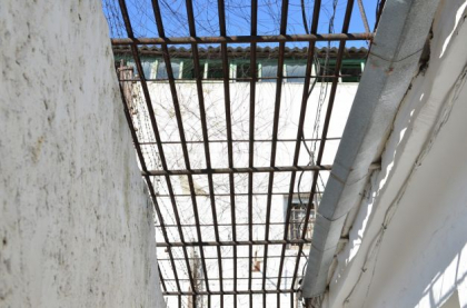 Un procuror din Glodeni a ajuns la spital, dupa ce a prins un detinut care ar fi incercat sa evadeze in timp ce politistii il escortau spre penitenciar. Cum s-a intamplat totul Un procuror din Glodeni a ajuns la spital, dupa ce a prins un detinut care ar fi incercat sa evadeze in timp ce politistii il escortau spre penitenciar. Cum s-a intamplat totul