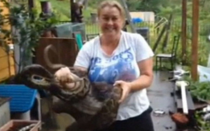 A ramas stupefiata: O femeie din Australia a descoperit ca un piton imens i-a mancat cainele din curte. VIDEO